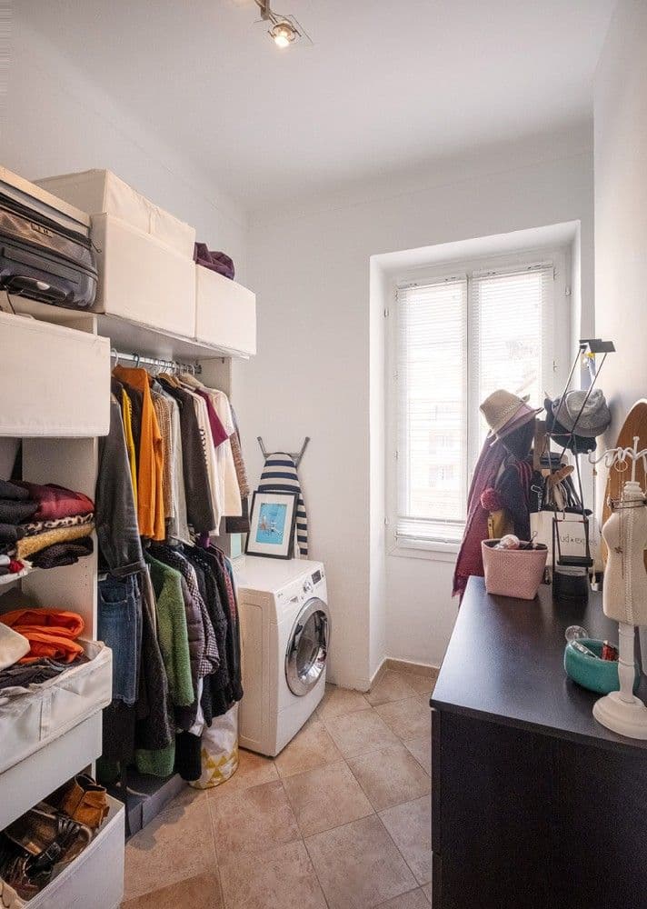 Walk-in dressing room with laundry area, 3-bedroom apartment in the Port, Nice