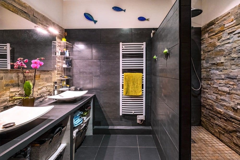 Bathroom with stone feature wall, walk-in shower and double basin, 3-bedroom apartment in the Port, Nice