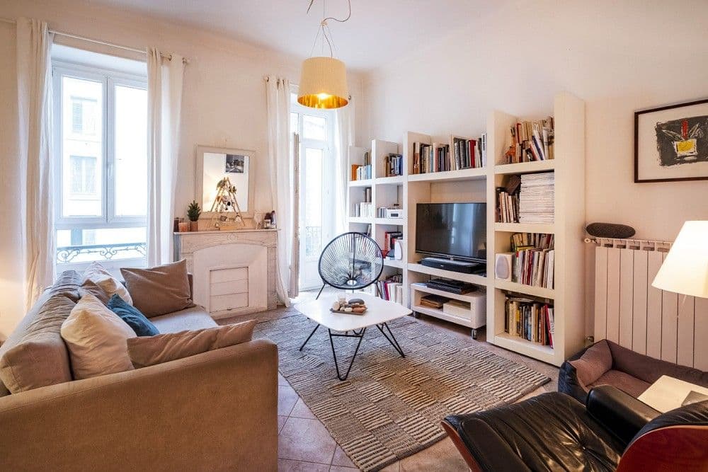Living room with sofa, marble fireplace and built-in shelving, 3-bedroom apartment in the Port, Nice