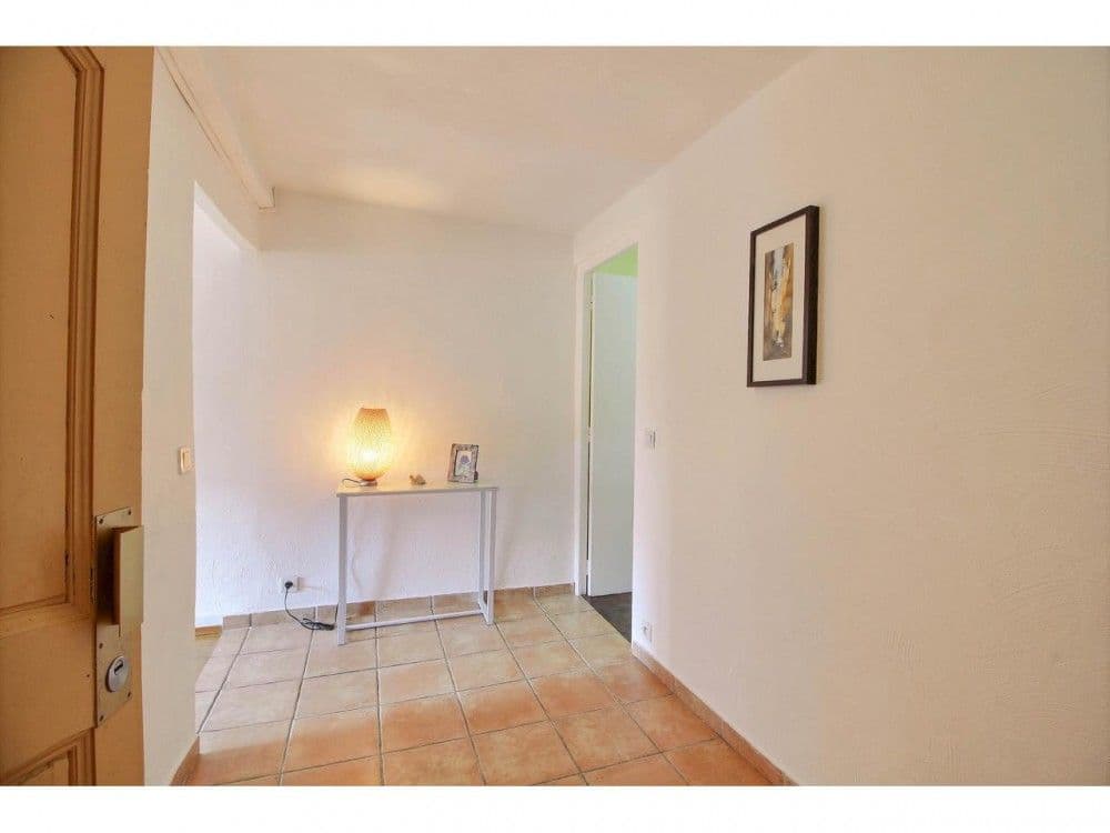 Entrance hall with terracotta tiled floor, 2-bedroom apartment in the Old Town, Nice