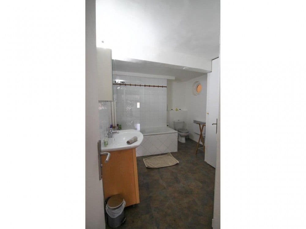 Bathroom with bathtub and washbasin, 2-bedroom apartment in the Old Town, Nice