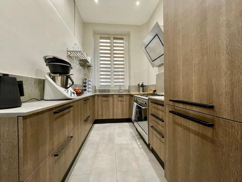 Fitted kitchen with wood-effect units and shuttered window, 2-bedroom apartment in Nice