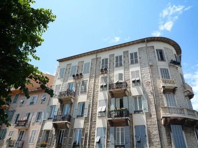Belle Époque building façade with stone balconies, 2-bedroom apartment in Nice