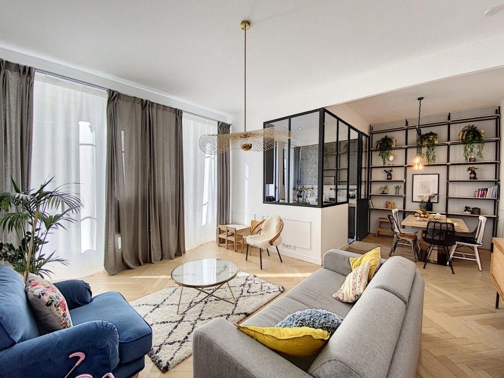 Living room with herringbone parquet and glass-walled dining area, 3-bedroom apartment in Nice