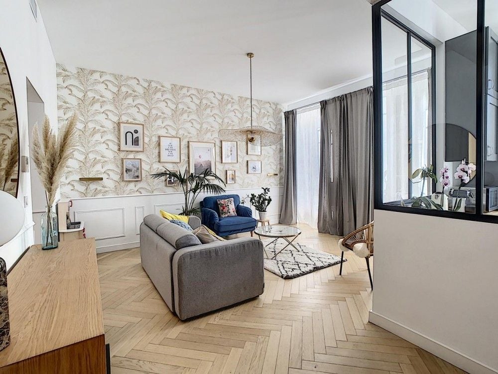 Living room with botanical wallpaper, sofa and herringbone parquet, 3-bedroom apartment in Nice