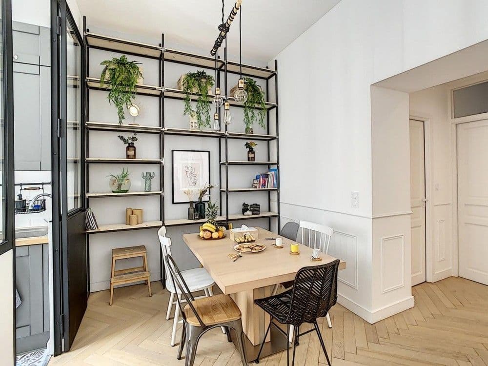Dining area with shelving, wooden table and herringbone parquet, 3-bedroom apartment in Nice