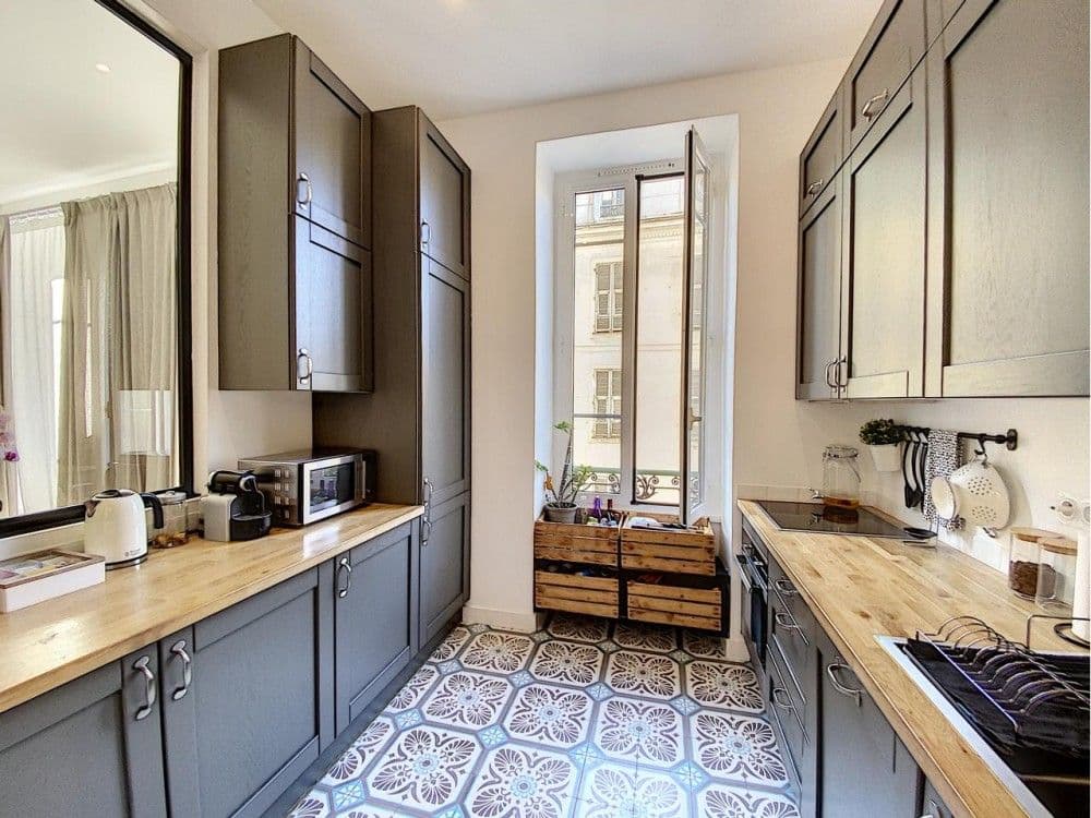Fitted kitchen with grey cabinets, wooden worktop and cement tiles, 3-bedroom apartment in Nice