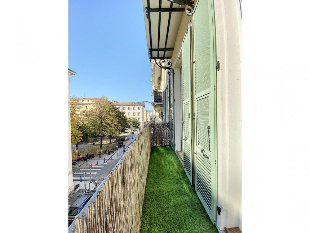 Narrow balcony with artificial grass and pale green shutters, 3-bedroom apartment in Nice