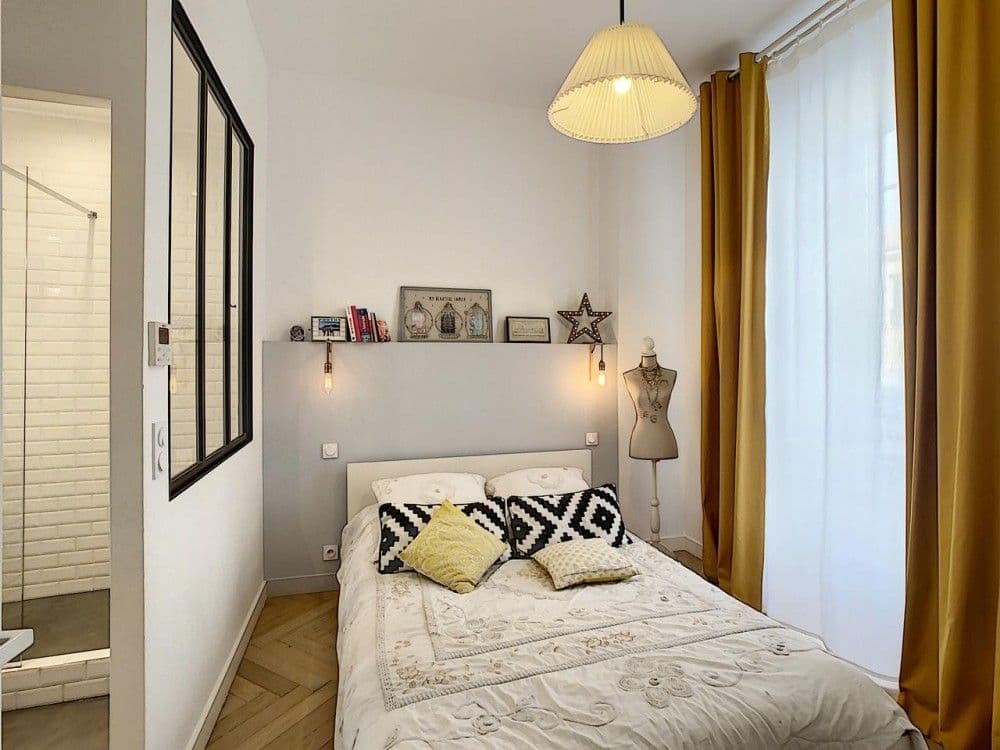 Bedroom with double bed and glazed partition, 3-bedroom apartment in Nice