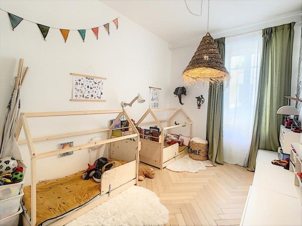 Children’s bedroom with house-frame beds and herringbone parquet, 3-bedroom apartment in Nice