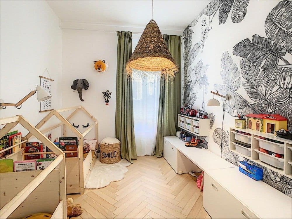 Children’s bedroom with jungle wallpaper and storage, 3-bedroom apartment in Nice