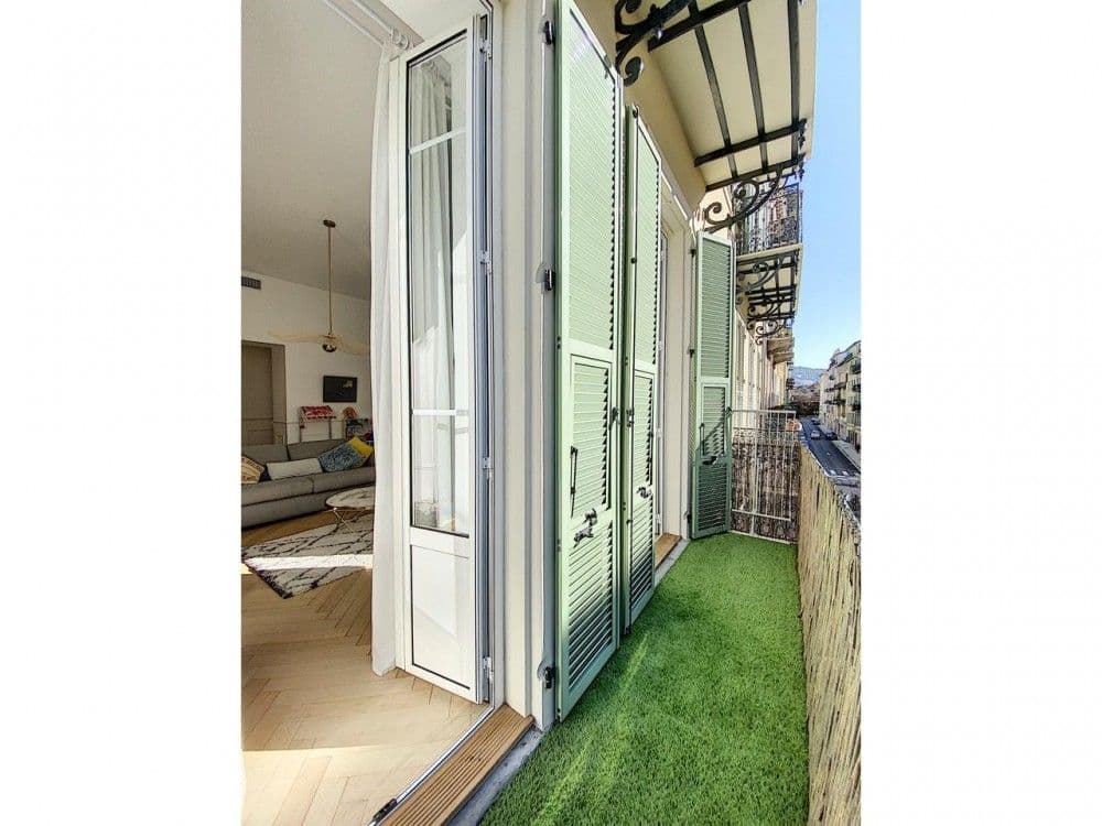 Balcony with artificial grass seen from the living room, 3-bedroom apartment in Nice