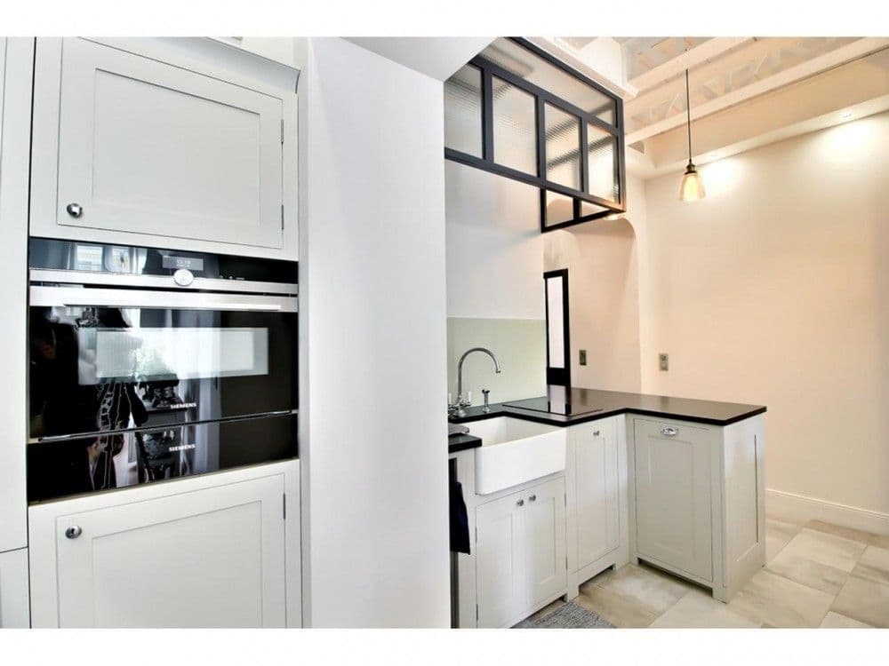 Kitchen with built-in oven, Belfast sink and black worktop, 2-bedroom apartment in the Old Town, Nice