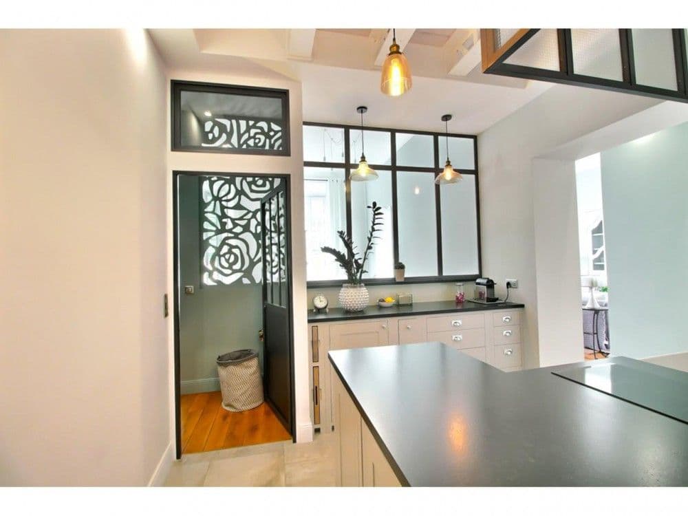 Kitchen with glass partition and decorative screen door, 2-bedroom apartment in the Old Town, Nice