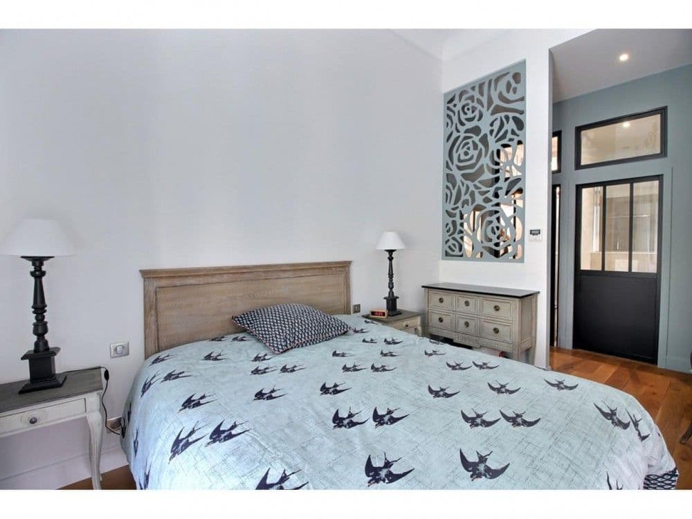 Bedroom with decorative screen and glazed door, 2-bedroom apartment in the Old Town, Nice