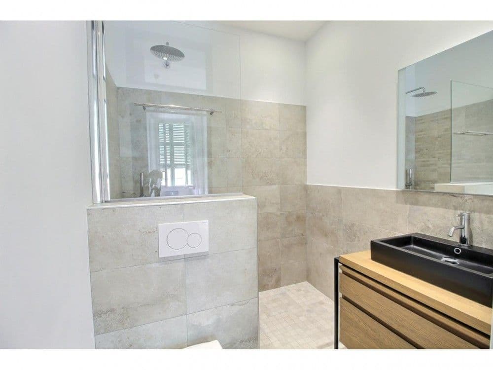 Shower room with stone tiles, rain shower and black basin, 2-bedroom apartment in the Old Town, Nice