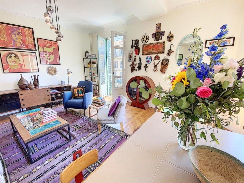 Living room with patterned rug, coffee table and fresh flowers, 2-bedroom apartment in the Port, Nice