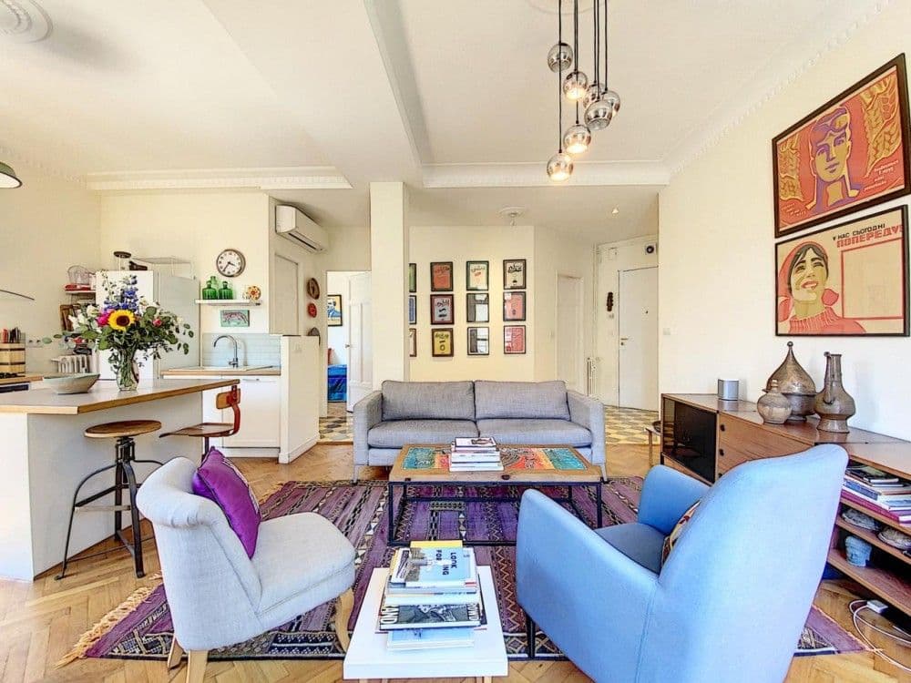 Open-plan living room and kitchen with breakfast bar, 2-bedroom apartment in the Port, Nice