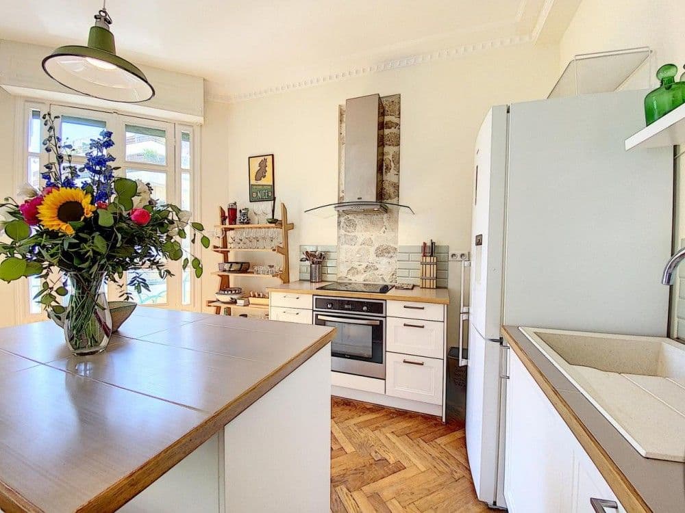 Kitchen with white units, wooden worktop and island, 2-bedroom apartment in the Port, Nice