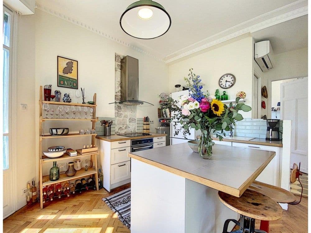 Kitchen with open shelving, island and parquet floor, 2-bedroom apartment in the Port, Nice