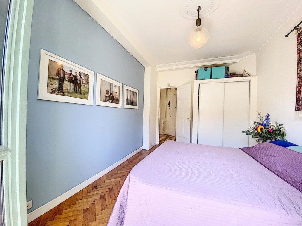 Bedroom with blue wall, photographs and wardrobe, 2-bedroom apartment in the Port, Nice