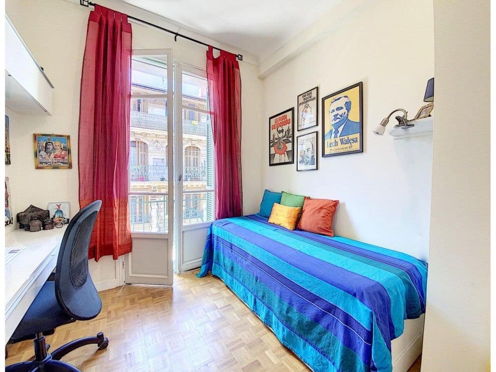 Second bedroom with day bed, desk and French window, 2-bedroom apartment in the Port, Nice