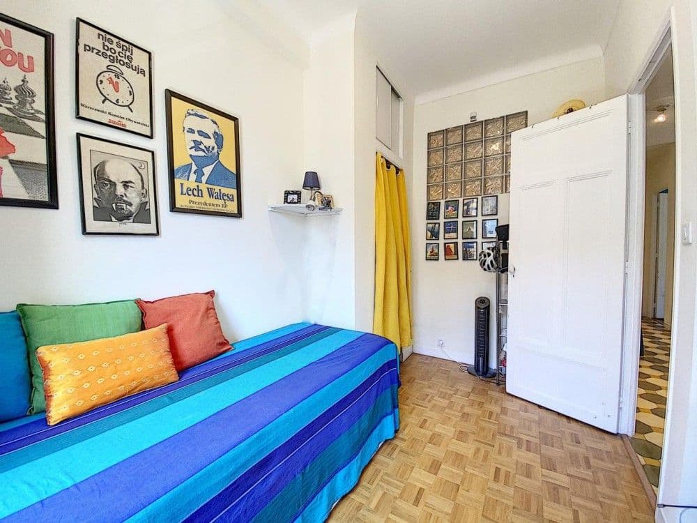 Second bedroom with posters and parquet floor, 2-bedroom apartment in the Port, Nice