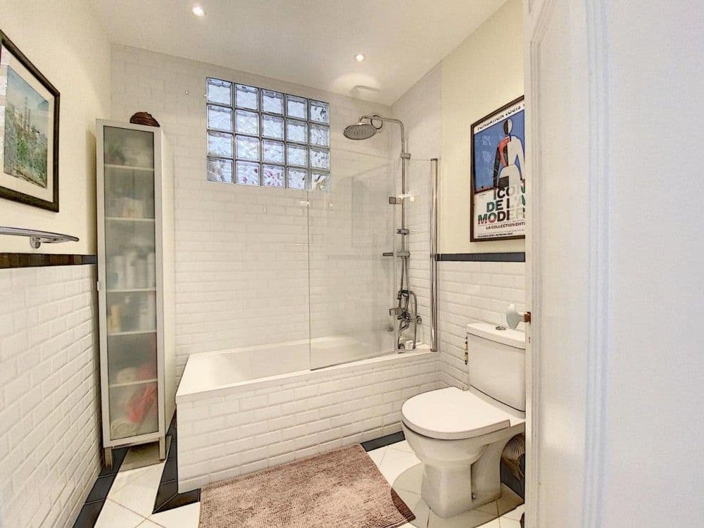 Bathroom with metro tiles, bathtub and glass screen, 2-bedroom apartment in the Port, Nice