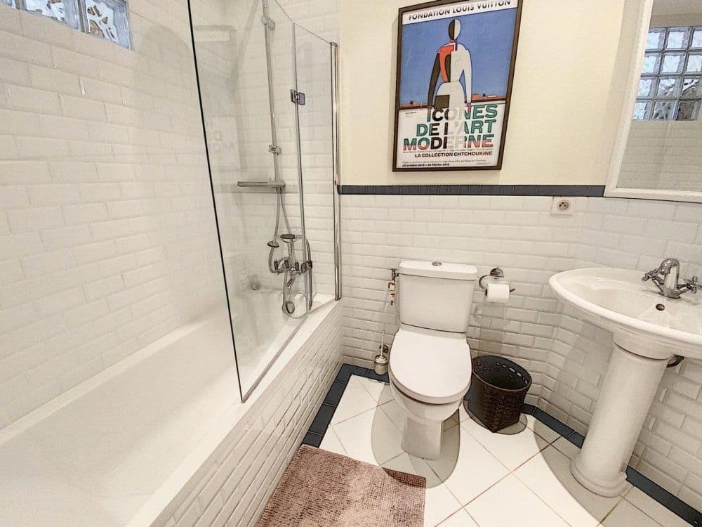 Bathroom with bathtub, toilet and pedestal basin, 2-bedroom apartment in the Port, Nice
