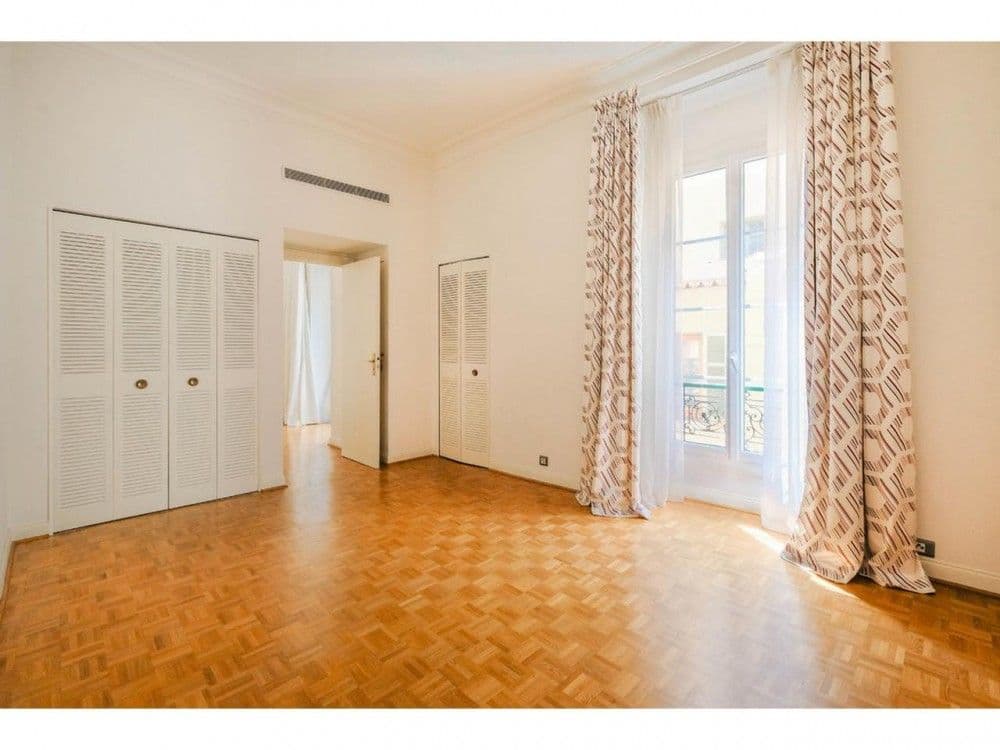 Bedroom with parquet floor, fitted wardrobes and tall windows, 3-bedroom apartment in the Port, Nice