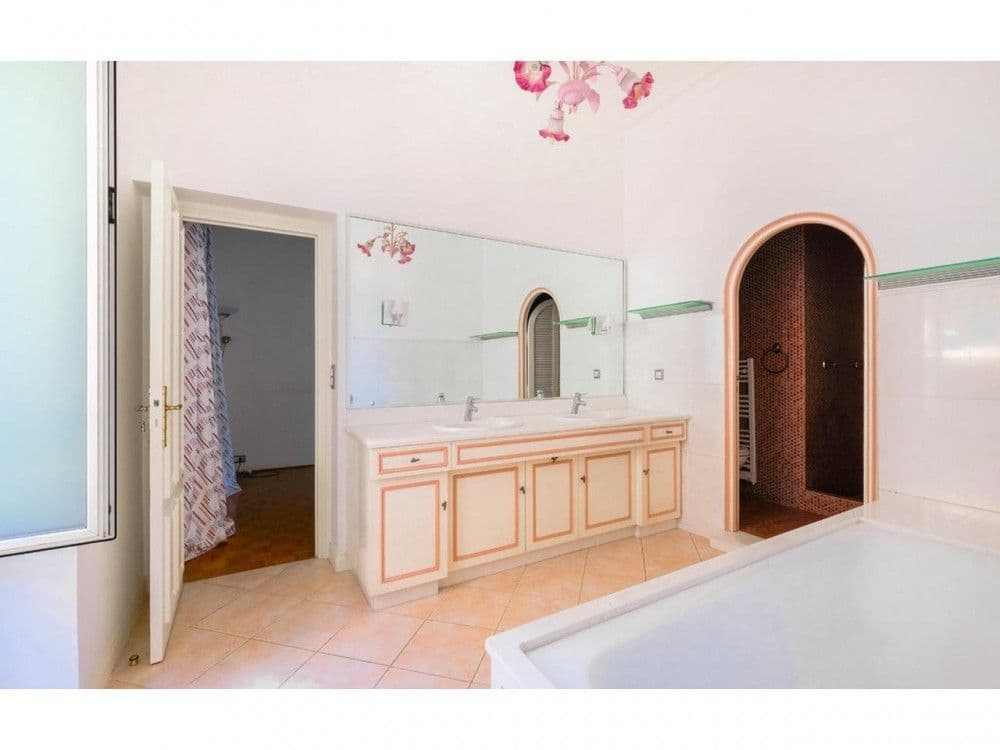 Bathroom with double vanity, bathtub and arched doorway, 3-bedroom apartment in the Port, Nice