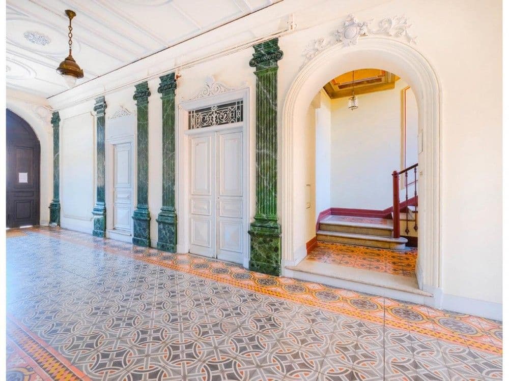 Entrance hall with marble columns and mosaic floor, 3-bedroom apartment in the Port, Nice