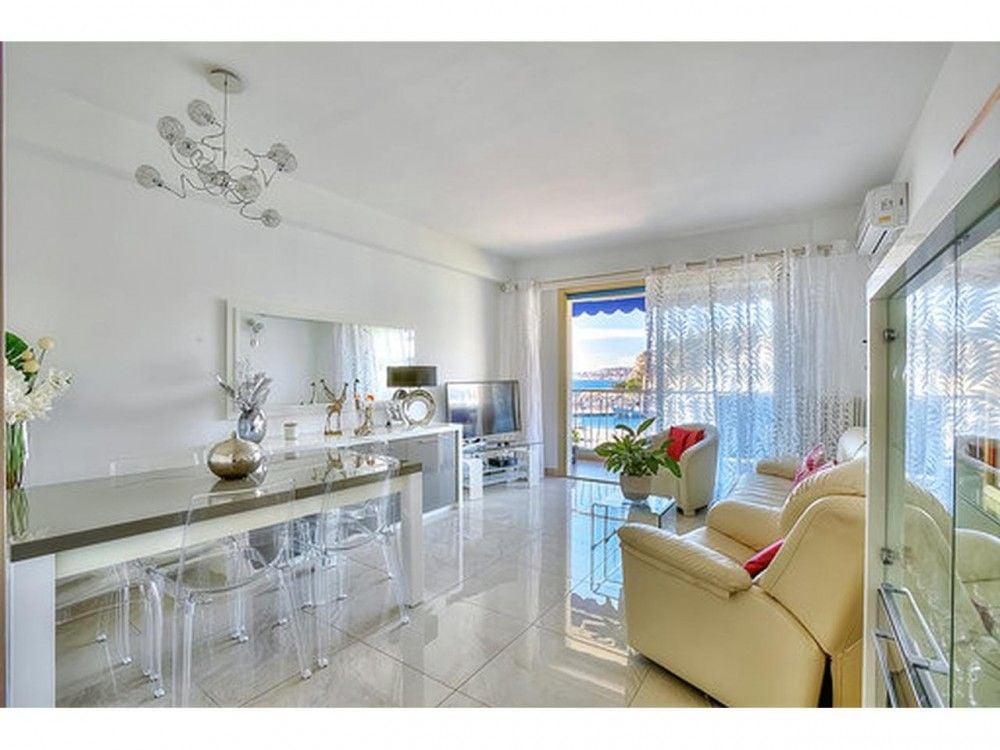 Living and dining room with marble-effect floor and doors to the balcony, 2-bedroom apartment in the Port, Nice