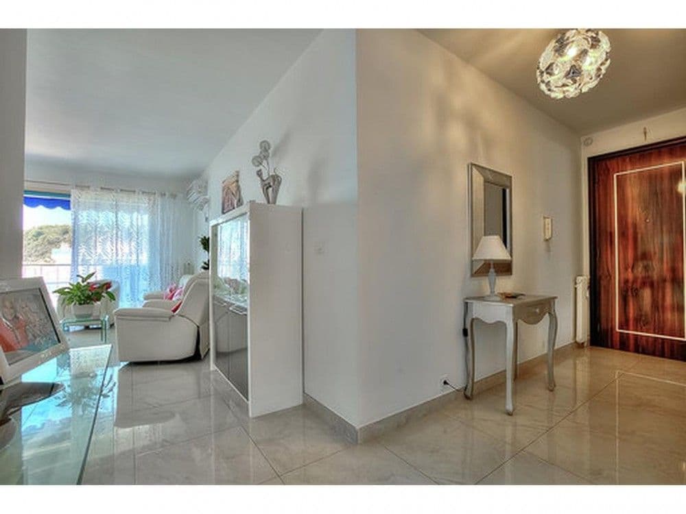 Living area and entrance with marble-effect floor, 2-bedroom apartment in the Port, Nice