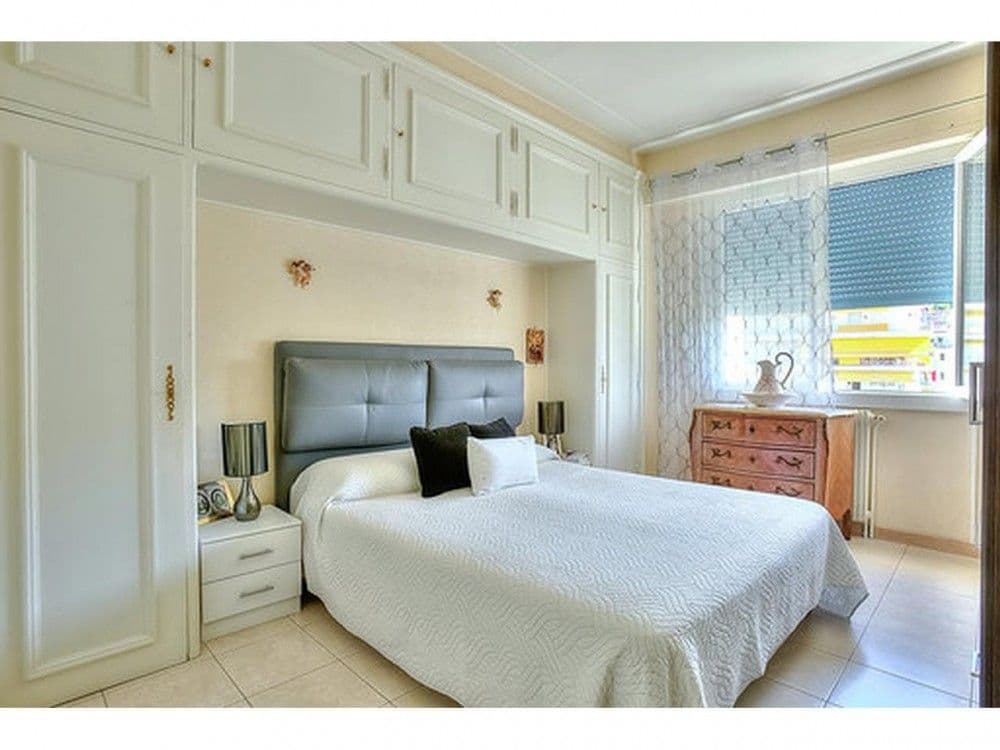 Bedroom with fitted wardrobes and double bed, 2-bedroom apartment in the Port, Nice
