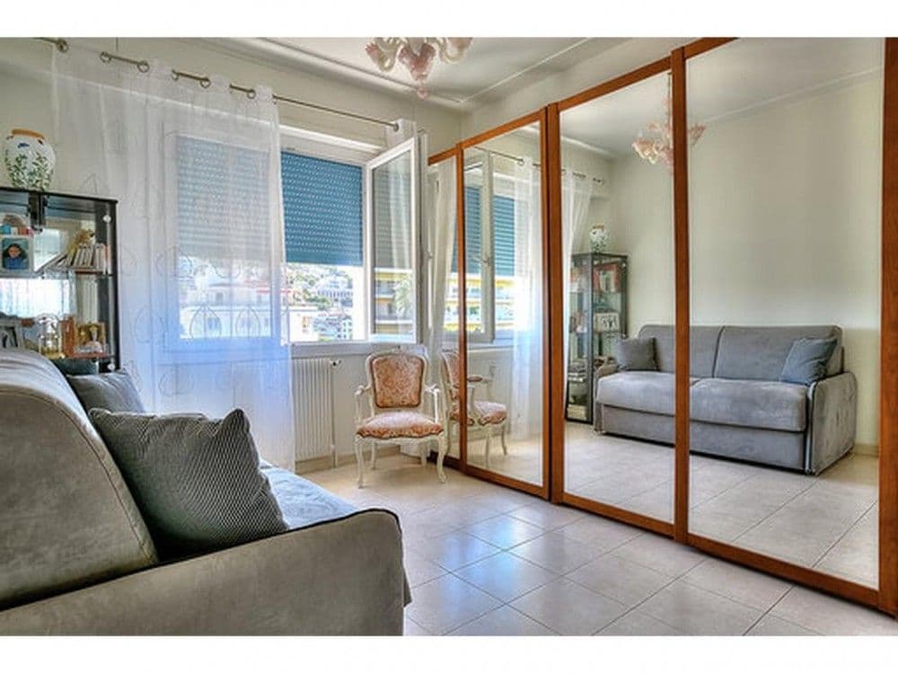 Second bedroom with sofa bed and mirrored wardrobes, 2-bedroom apartment in the Port, Nice