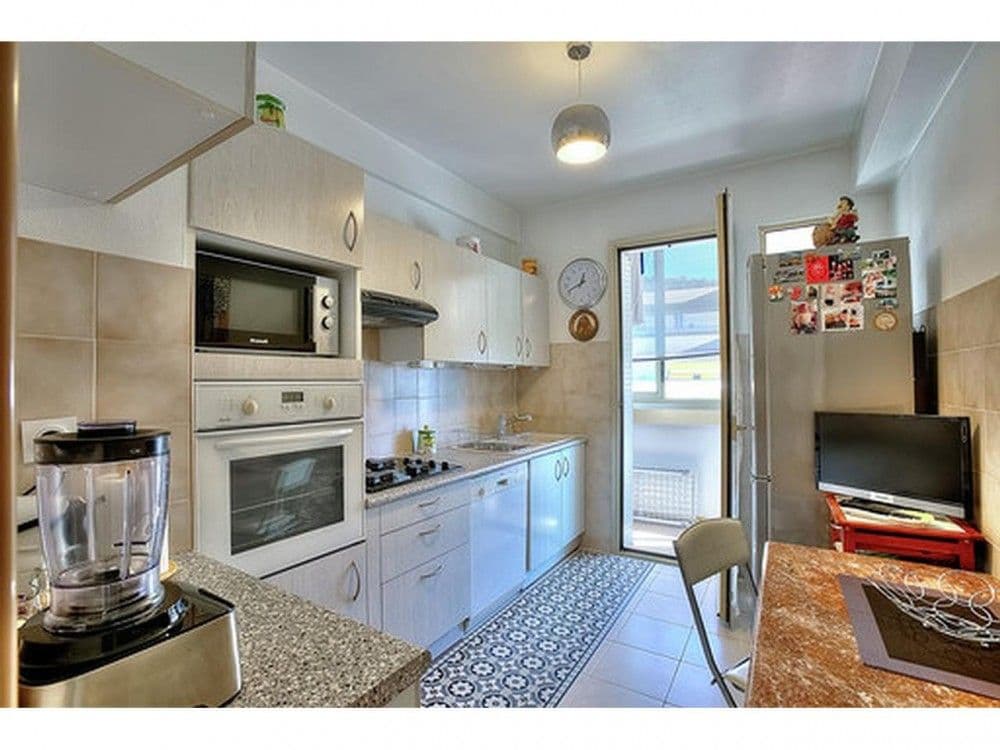 Fitted kitchen with built-in oven and window, 2-bedroom apartment in the Port, Nice