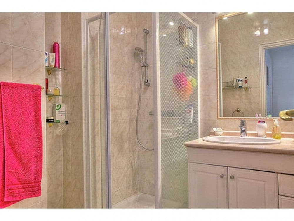Shower room with glass enclosure and vanity unit, 2-bedroom apartment in the Port, Nice