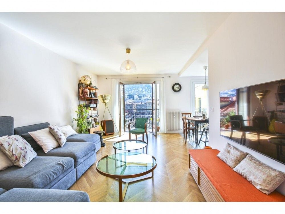 Living room with herringbone parquet, sofa and French windows, 2-bedroom apartment in the Port, Nice