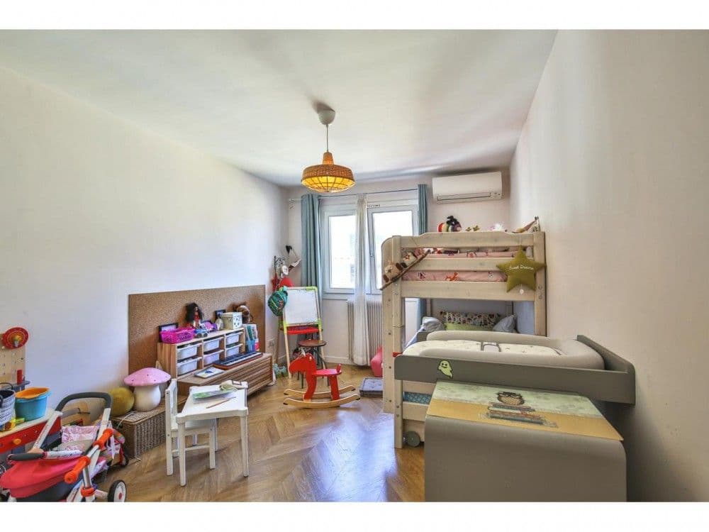 Children’s bedroom with bunk bed and herringbone parquet, 2-bedroom apartment in the Port, Nice
