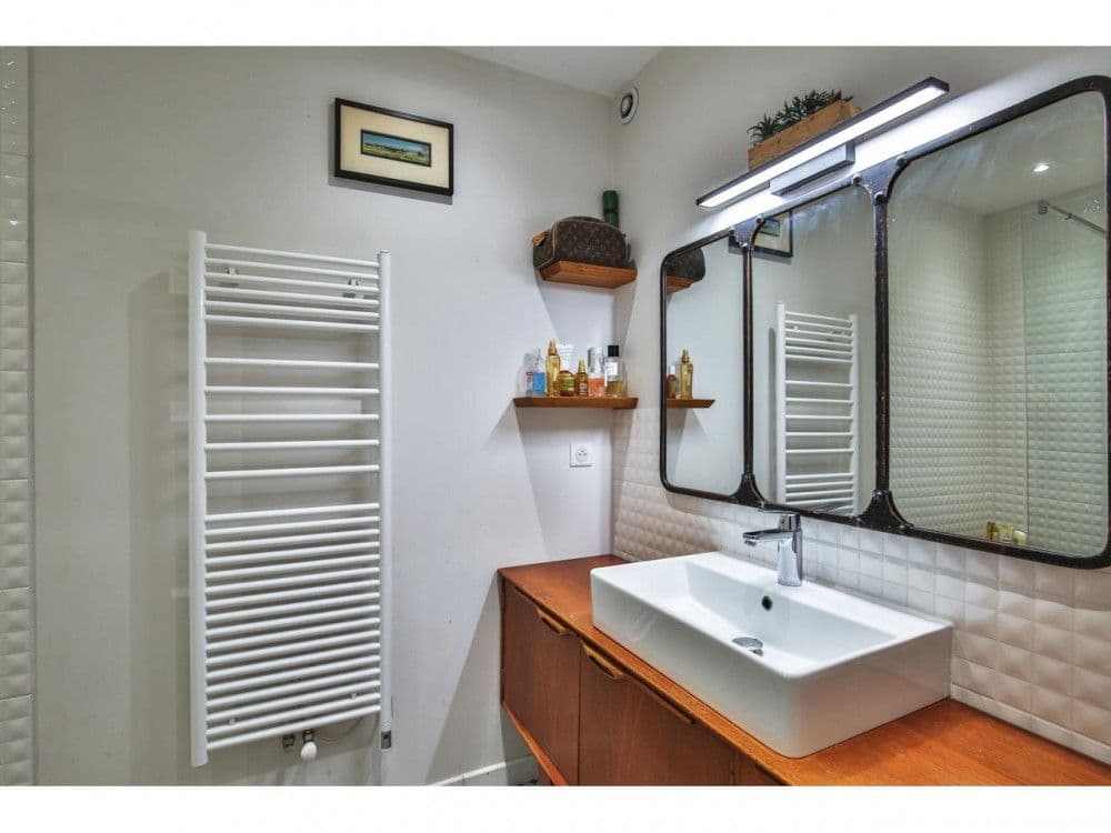 Bathroom with vintage vanity, basin and heated towel rail, 2-bedroom apartment in the Port, Nice
