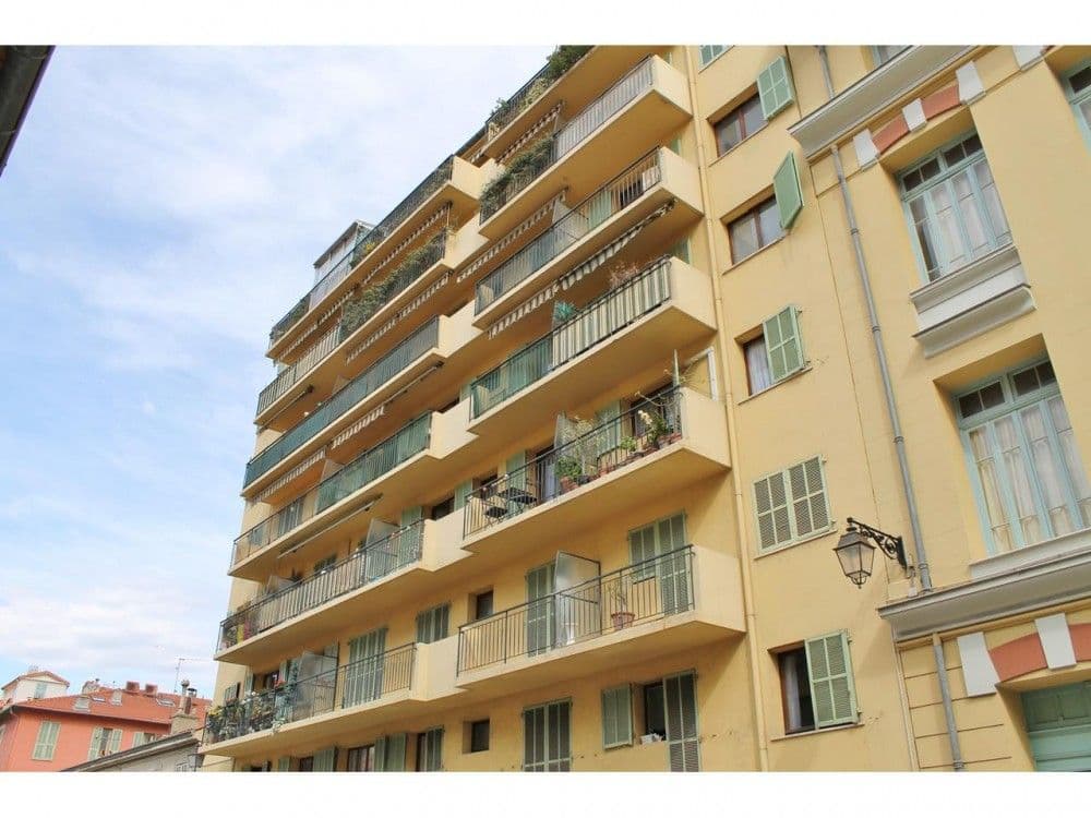 Residential building with balconies and green shutters, 2-bedroom apartment in the Port, Nice