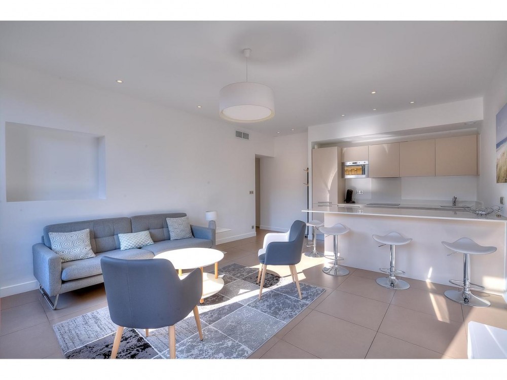 2 bed Property For Sale in Nice,  - 7