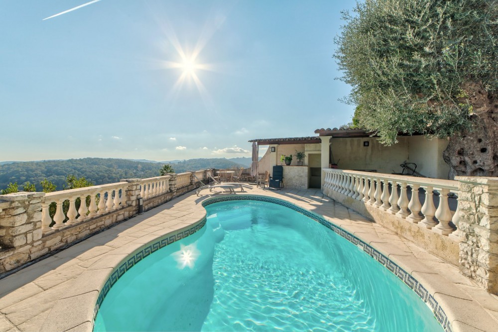 4 bed Property For Sale in Outside Nice,  - 4