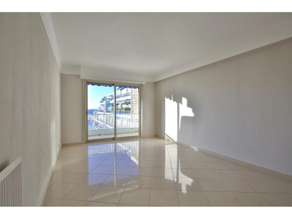 2 bed Property For Sale in Nice,  - 4