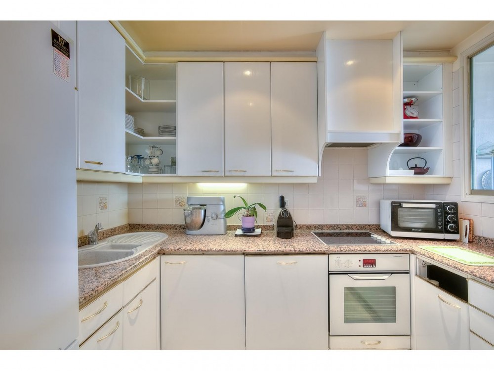 2 bed Property For Sale in Nice,  - thumb 6