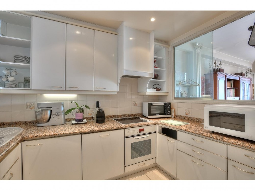 2 bed Property For Sale in Nice,  - 7