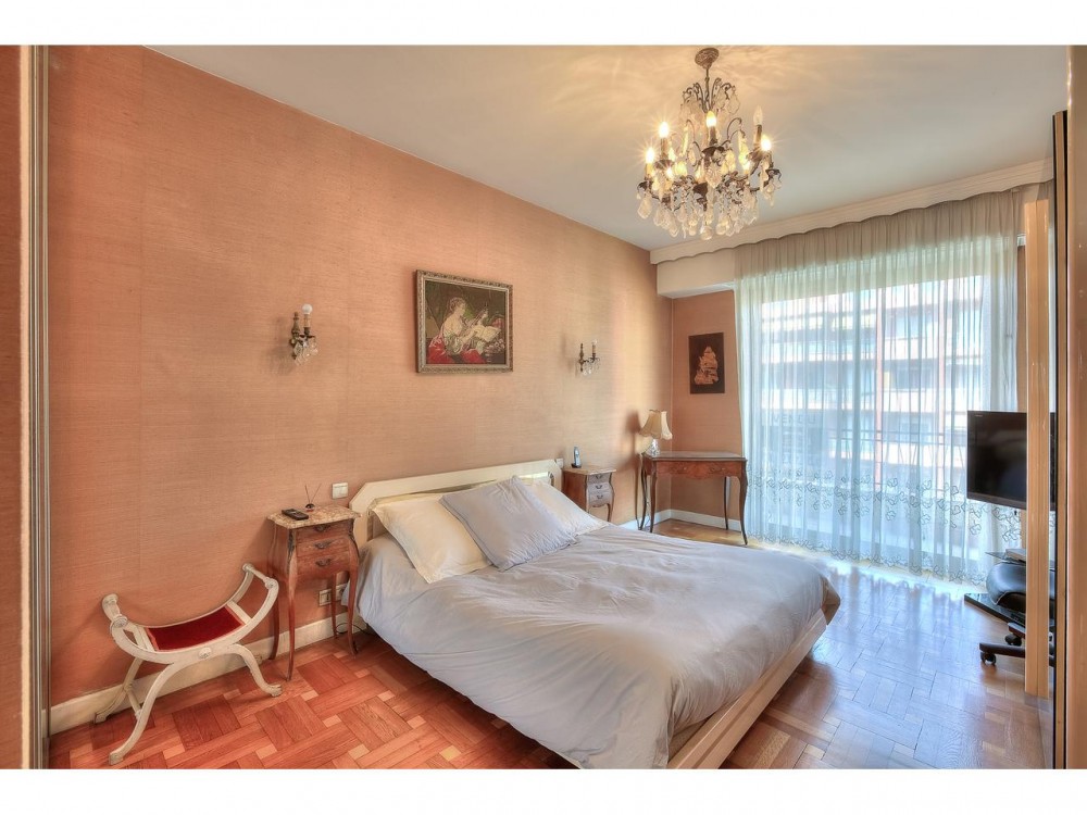 2 bed Property For Sale in Nice,  - 9