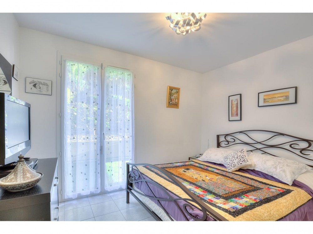 2 bed Property For Sale in Nice,  - 10