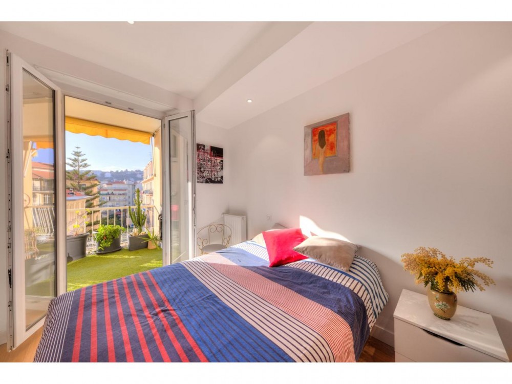 2 bed Property For Sale in Nice,  - thumb 5